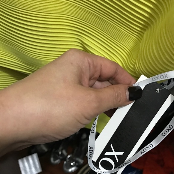 - New yellow cutout pablum top - Picture 5 of 7